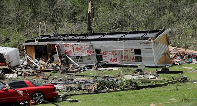 a house in usa affected by tornado02