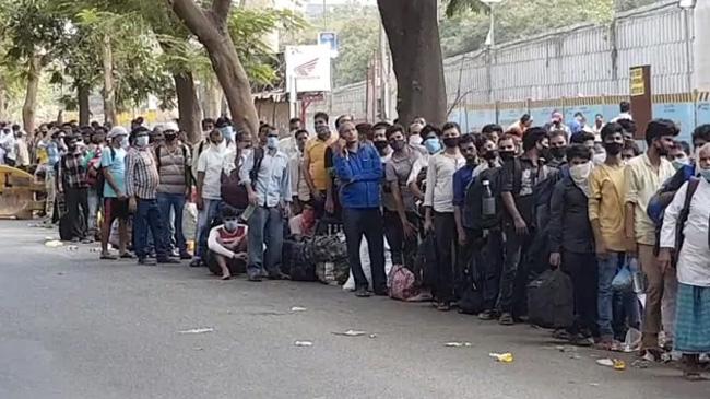 a queue about 1and5km for bus in mumbai