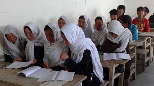 afgan female studendt