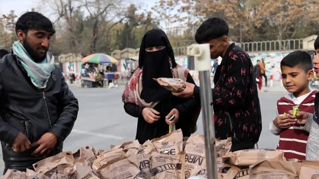 afghan people in market