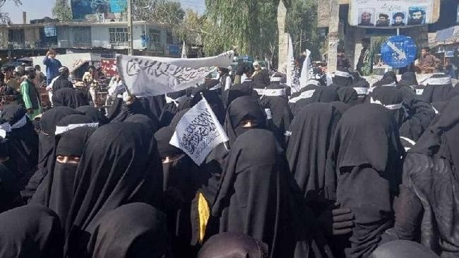 afghan women procession wearing burqa