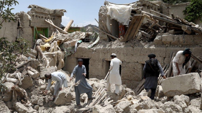 afghanistan earthquake survivors dig by hand as aid is delayed