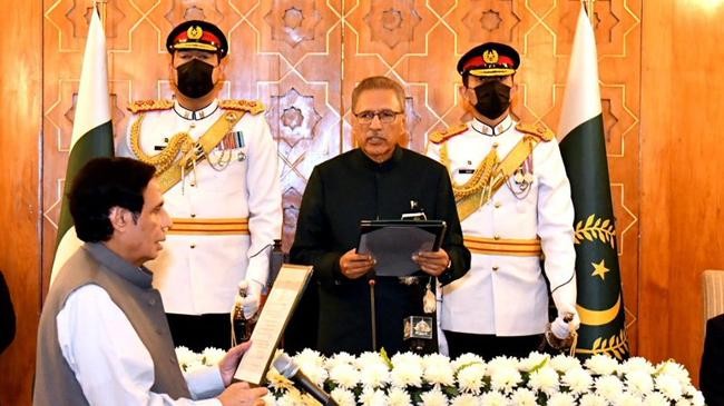 arif alvi administering an oath to pervez elahi