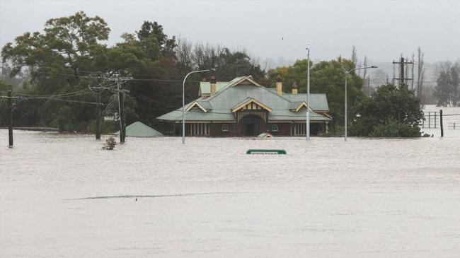 australia floods worsen as thousands more flee sydney homes