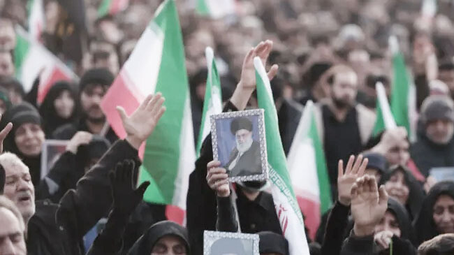 খামেনির মৃত্যু: তেহরানের রাস্তায় শোকাতুর মানুষের ঢল