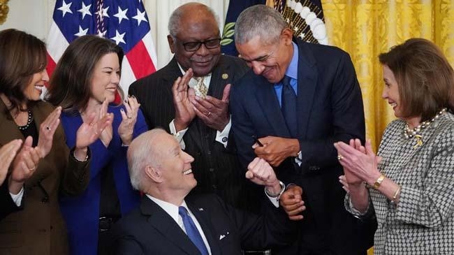 biden and obama laugh