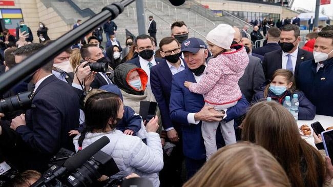biden visits with ukrainian refugees poland