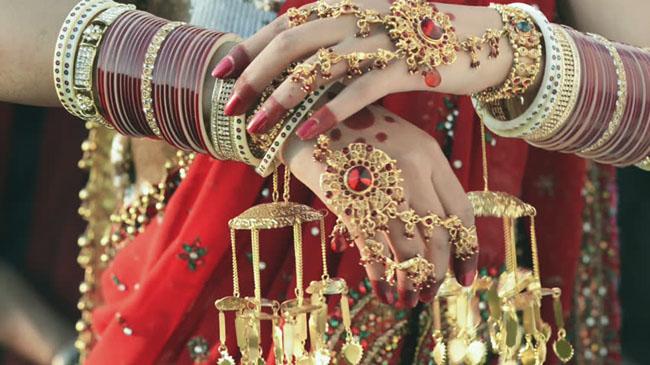 bride hand pic