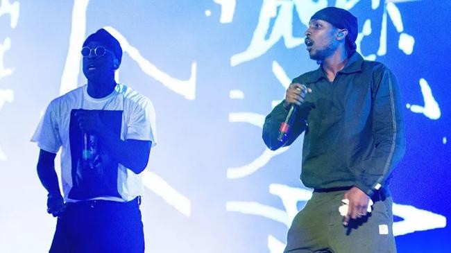 british rapper in stage