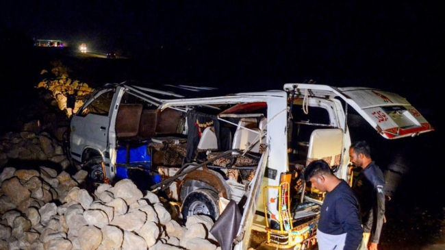 bus plunge kills 20 in southern pakistan