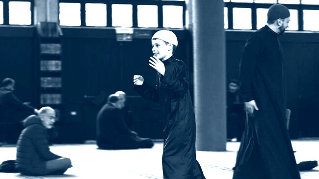 ‘ঘৃণা নয়, কেক’ স্লোগানে জশুয়া ও তার বাবার অনন্য উদ্যোগ