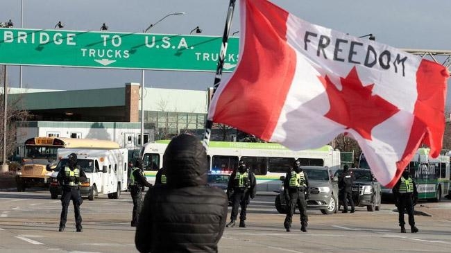 canada protest police cleared bridge