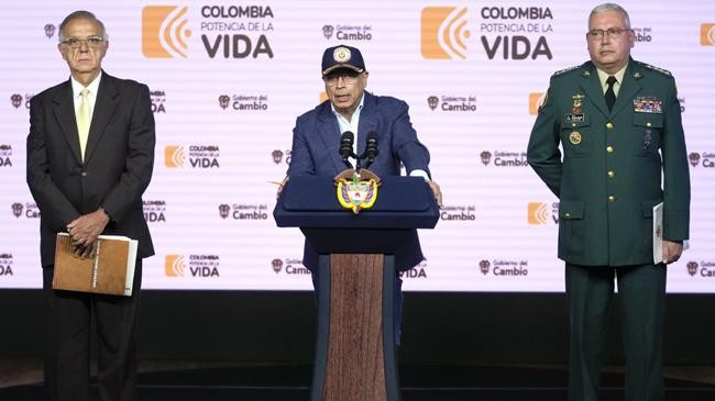 colombian president gustavo petro middle spaking