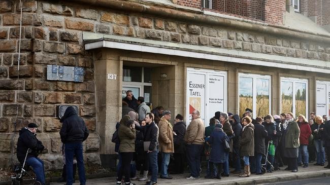 crowd in front of germany food banks