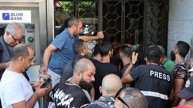crowd in lebanon bank