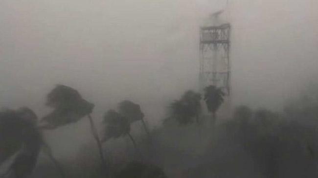 cyclone landfalls india gujrat