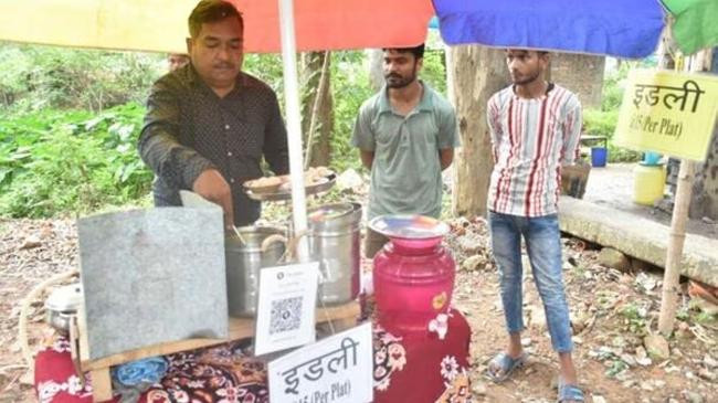 deeoak kuman sells idli