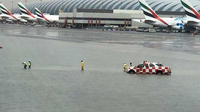 dubai airport sank in rain 1