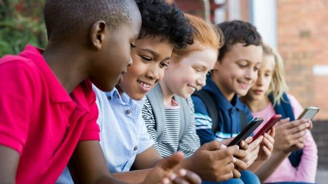 england to ban mobile in school