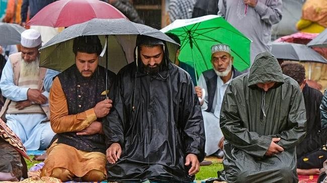 faithful offer eid prayers kashmir