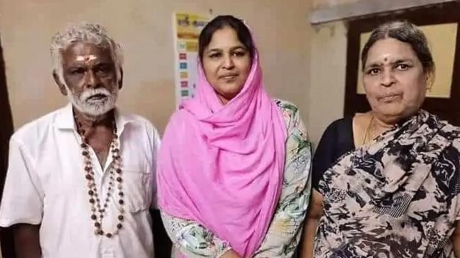 fatima sabarimala with parents