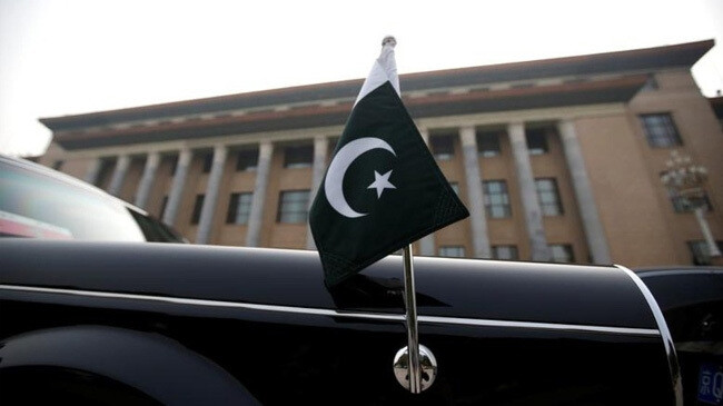 flag pakistan in car