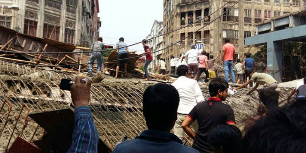 flyover of kolkata has been crushed