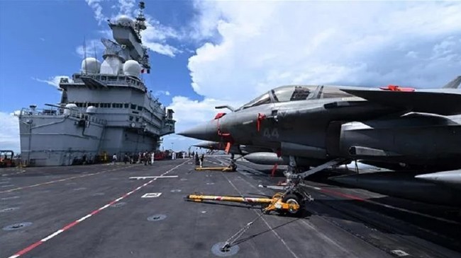 france deployed air craft carrier off the saudi coast02