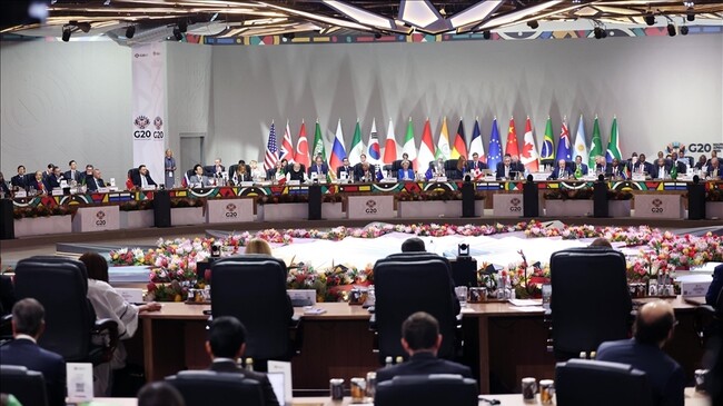 জোহানেসবার্গের নাসরেক এক্সপো সেন্টারে জি-২০ নেতাদের শীর্ষ সম্মেলনের পূর্ণাঙ্গ অধিবেশনে সভাপতিত্ব করেন দক্ষিণ আফ্রিকার প্রেসিডেন্ট সিরিল রামাফোসা  