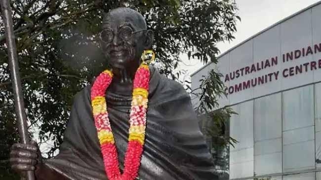 gandhi s statue