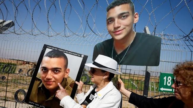 grandmother of us israeli citizen edan alexande points at a portrait