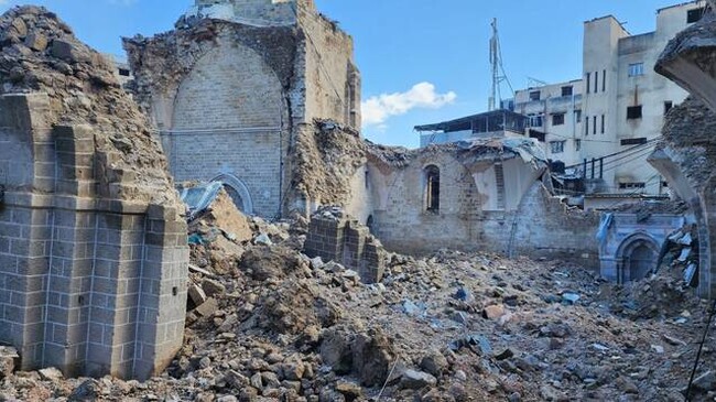 গাজায় ধ্বংসস্তূপ থেকে প্রাচীন পাণ্ডুলিপি উদ্ধারে কাজ করছেন স্বেচ্ছাসেবকরা