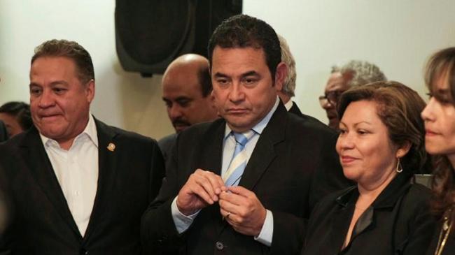 guatemalan protesters hit egg the departing president