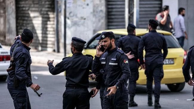 hamas arrests two over ro