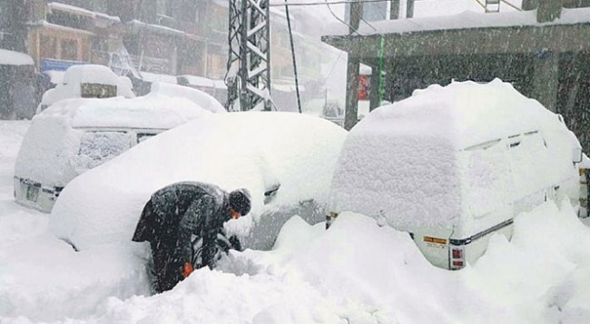 heavy snowfall and landslides kill 83 people in pakistan02
