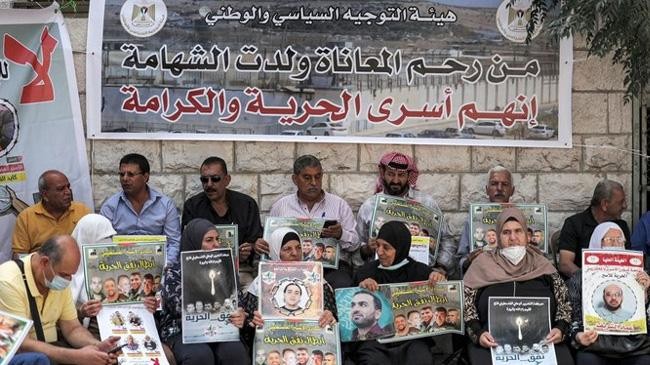 hundreds of palestinians in israeli jails set to hold hunger strike