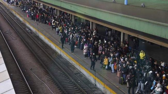 hundreds people wait catch evacuation train