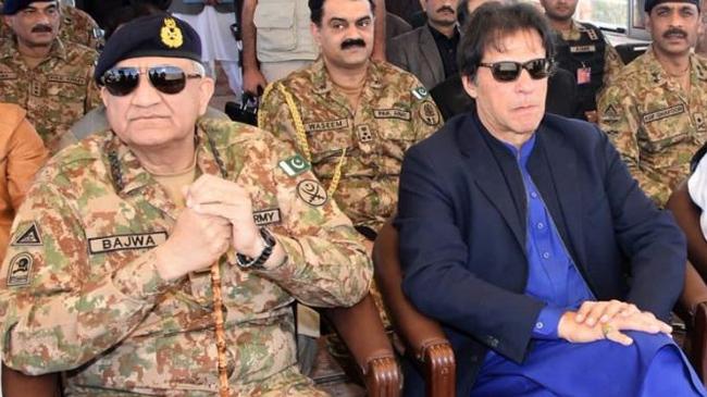 imran khan with pakistan army cheif