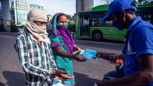 indian day labourer getting face mask