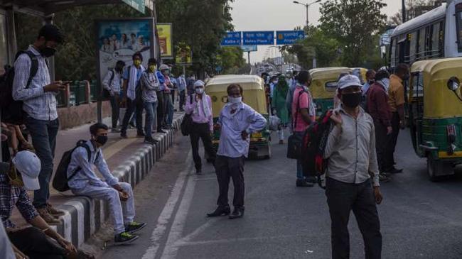 indian people waiting for bus