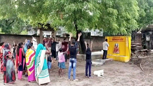 indian villagers prays goddess corona