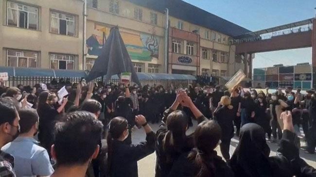 iranian students clash at a