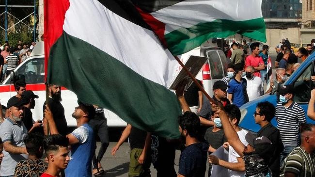 iraqis raise palestinian flags in tahrir square