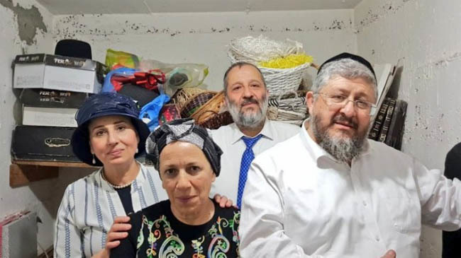 israeli ministe with family
