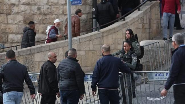israeli police impose restrictions on palestinians who wanted to enter al aqsa mosque