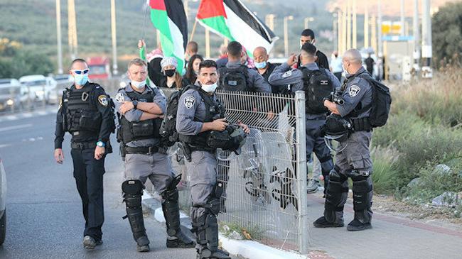 israeli police standing in road