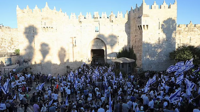 israeli procession in jerusalem 1