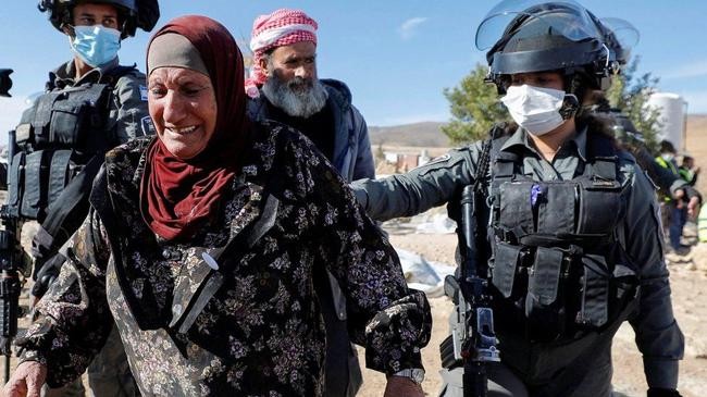 israeli soilder arrest a old woman