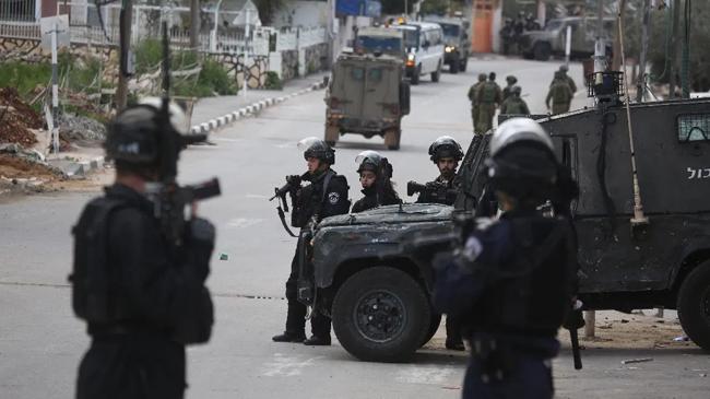 israeli soldiers blocing roads
