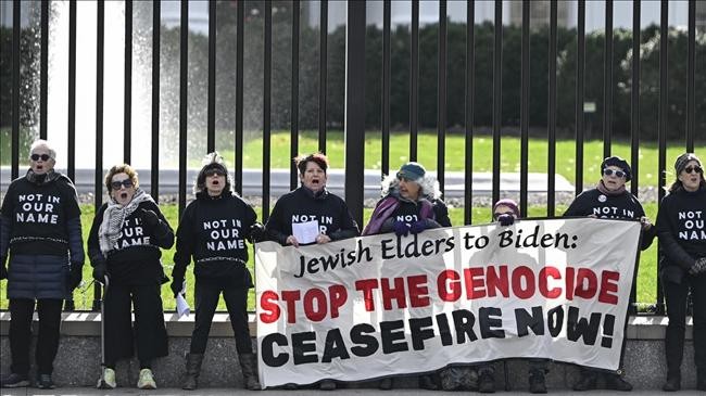 jewish elders chain themselves to white house demand ceasefire in gaza